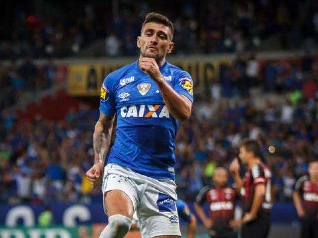 Atl&eacute;tico-PR sai na frente, mas Cruzeiro vira no final e vence em casa por 2 a 1