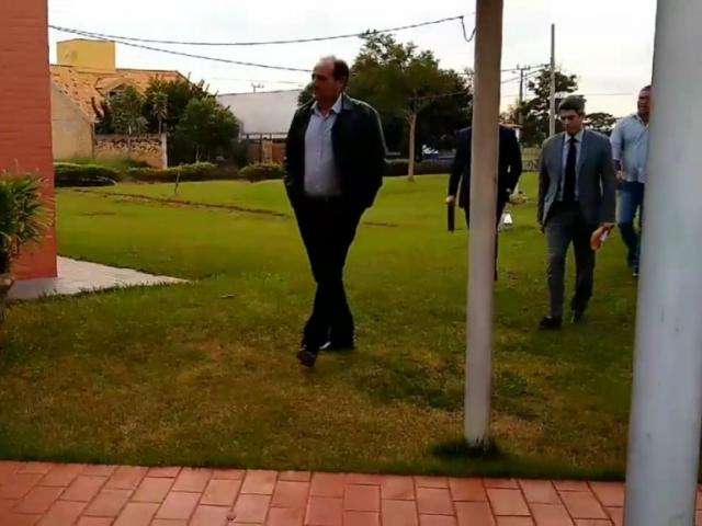 Prefeito chega &agrave; C&acirc;mara pelos fundos para depor sobre cheque suspeito