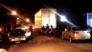 Caminhão cercado por policiais na noite de ontem.
 (Foto: Nyelder Rodrigues)