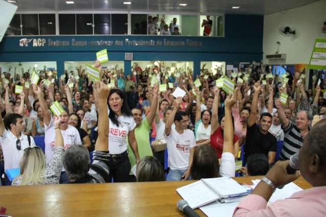 Semad tem s&oacute; 3 funcion&aacute;rios que ganham o piso dos professores, diz secret&aacute;rio