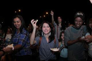 Primeira a pegar aliança do bolo de Santo Antônio foi Camila Baez. (Foto: Marina Pacheco)