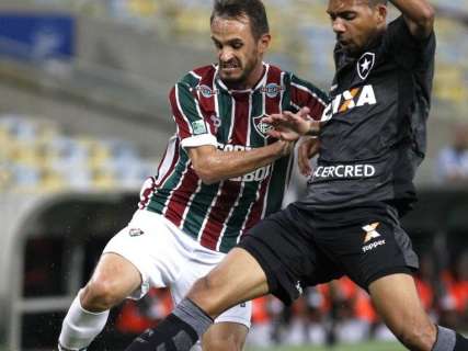 Em clássico de baixo público, Botafogo vence Flu e reage na tabela