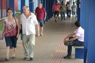 Eleitores deixam local de votação, que se encerrou às 17h, sem grandes problemas(Foto: Rodrigo Pazinato)