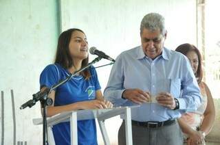 Estudante cantou o hino da Capital e ganhou R$ 50,00 do governador (Foto: Marcelo Calazans)