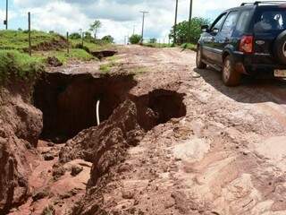 Chuva causou estragos em estradas na zona rural de Itaquiraí (Foto: Roney Minella / divulgação)