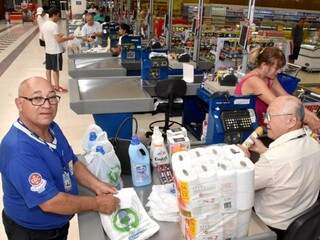 Apolônio, 71 anos, é um dos idosos contratados pela rede de supermercados (Foto: Divulgação)