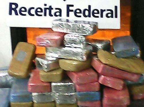 Boliviano foge a p&eacute; e abandona carro com 44 kg de coca&iacute;na em fiscaliza&ccedil;&atilde;o