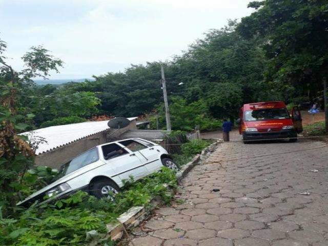 Carro sai da pista, fica pendurado e por pouco n&atilde;o cai sobre resid&ecirc;ncia