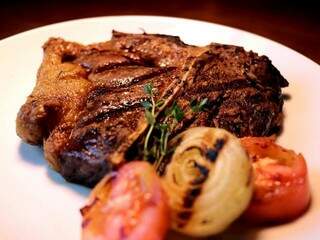 Este T-Bone Steak vai sair por R$ 60,00 no Domus Bistrot, acompanhado de chimichurri e legumes assados. (Fotos: Divulgação)