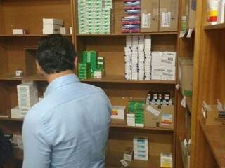 Na farmácia do Central Regional de Saúde do Tiradentes, prefeito encontra prateleiras vazias. (Foto: Alberto Dias) 