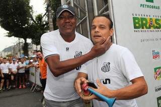 Robert, recebendo o carinho de Serginho Chulapa, na sua época de Santos Futebol Clube (Foto: Divulgação)