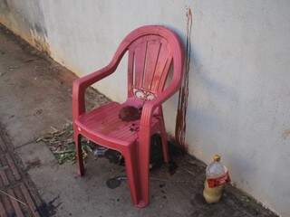 No local da tentativa de homicídio, ficou a cadeira em que a vítima do disparo estava sentada (Foto: Marina Pacheco)