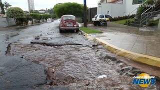 Buraco no bairro Monte Castelo se espalha por ruas e aumenta a cada chuva