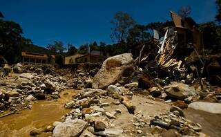Casas destruídas pelas chuvas e deslizamento de terra, no bairro de Campo Grande, em Teresópolis  região Serrana do Rio, em janeiro de 2011.  (Foto: Daniel Marenco/Folhapress)