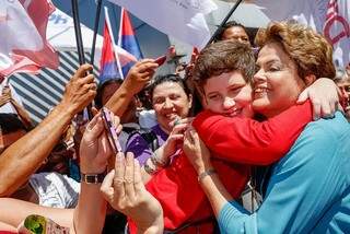 Dilma cumprimenta mulheres durante ato de campanha (Foto: Divulgação)