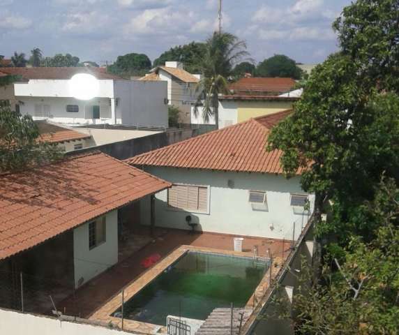 Em resid&ecirc;ncia de bairro nobre, piscina abandonada gera reclama&ccedil;&atilde;o de morador