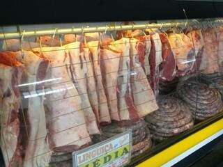 Carnes à venda em balcão refrigerado de açougue de Campo Grande (Foto: Willian Leite)