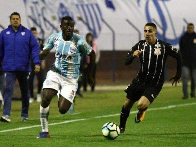 Gr&ecirc;mio ganha do Vit&oacute;ria e segue &#039;correndo atr&aacute;s&#039; do l&iacute;der Corinthians