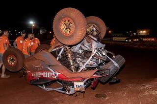 Veículo depois do acidente, destruído.  (Foto: Meg Cotrim/ Rally dos Sertões)