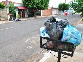 Lixo ficou acumulado na frente de residências com atraso na coleta. (Foto: Luciano Muta)