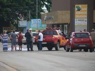 Movimentação da Polícia de Trânsito no local onde ocorreu acidente  (Foto: Marcos Erminio) 