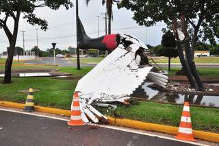 Temporal destruiu a escultura, que começou a ser reconstruída nesta sexta-feira. (Foto: João Garrigó)