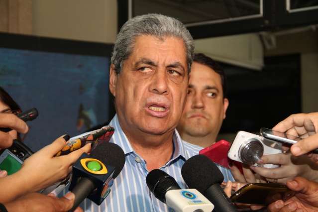 Andr&eacute; diz que feriad&atilde;o dos servidores n&atilde;o prejudica nenhum candidato