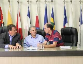 Reinaldo, Gilberto Occhi e Sérgio Barbosa, em Amambai, nesta terça (Foto: Chico Ribeiro/Divulgação)