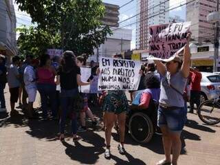 Manifestantes contrários à proposta da CDL foram ao calçadão criticar iniciativa. (Foto: Kísie Ainoã)