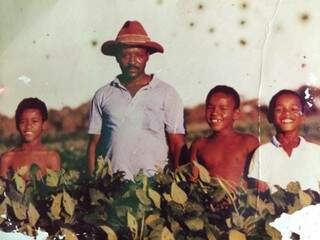 Da esquerda para direita; Fábio Francisco Esteves, seu pai José Virgílio Esteves e seus dois irmãos (Foto: Arquivo pessoal)