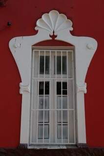 Ainda preservadas, janelas abriam para fora, onde era escritório do Dr. Eduardo. (Foto: Fernando Antunes)