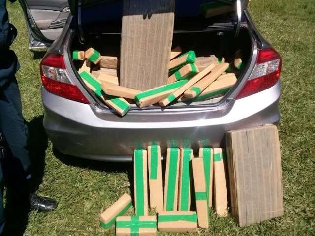 Ap&oacute;s furar duas barreiras policiais, homem &eacute; preso com 800 quilos de droga