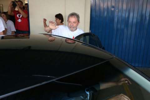 Lula desembarca na Capital e puxa carreata até a Coophavila