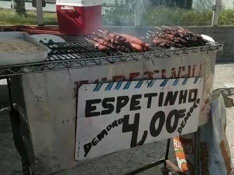 Desfile c&iacute;vico com muita gente &eacute; &quot;prato cheio&quot; para ambulantes
