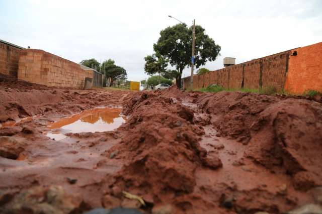 H&aacute; anos esperando asfalto, moradores nem reclamam de lama ap&oacute;s chuva 