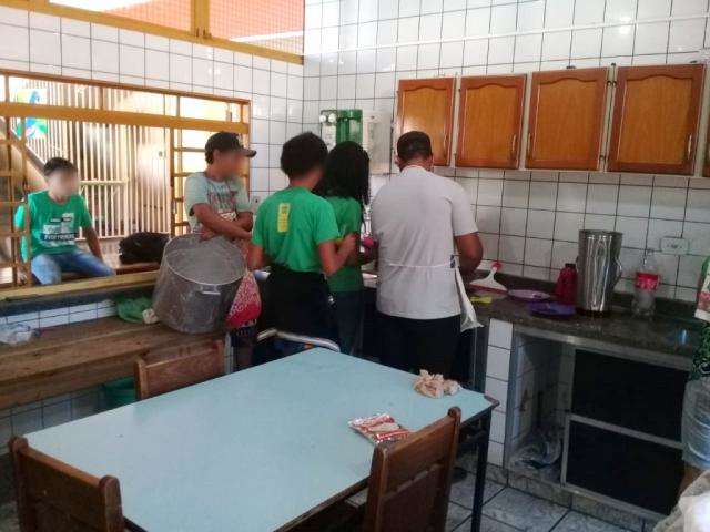 Com greve, alunos trocam l&aacute;pis e borracha por vassouras e panelas