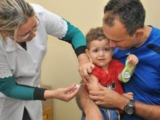Criança sendo imunizada em campanha de vacinação passada (Foto: arquivo)