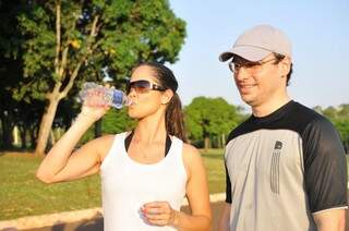 Médico recomenda consumo de muita água, mesmo em atividades físicas leves (Foto: Alcides Neto)