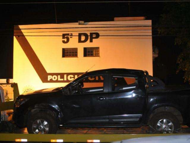 Camionete que capotou em BR foi roubada quando dono saia de casa