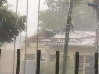 Casa destelhada após tempestade com ventos de até 131 km/h (Foto: Paulo Rogério)