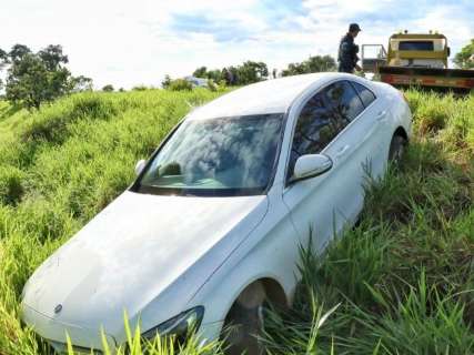 Dupla faz fam&iacute;lia ref&eacute;m e abandona 2 Mercedes roubadas durante fuga