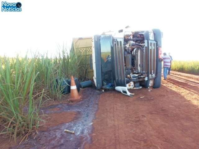 Caminh&atilde;o tomba e motorista acaba ferido no interior do estado