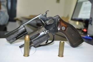 Arma usada no crime foi apreendida pela polícia (Foto: Dourados News)