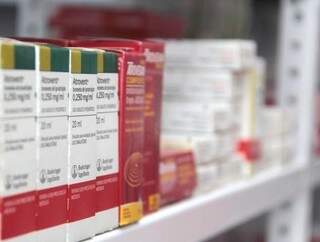 Prateleira de farmácia na Capital; Prefeitura tem até dez dias para apresentar lista atualizada dos medicamentos disponibilizados na rede pública (Foto: Marcos Ermínio)