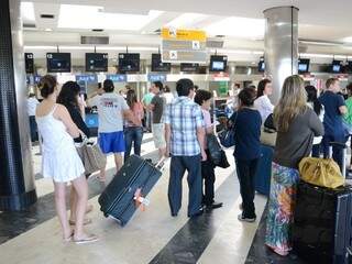 Saguão do aeroporto de Campo Grande estava cheio na manhã de hoje (Foto: Minamar Junior)