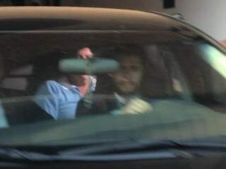 De azul, ex-governador deixando presídio em veículo. (Foto: Paulo Francis)