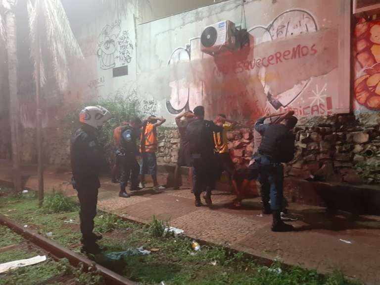 Suspeitos sendo revistados perto da Moradas dos Baís.(Foto: Humberto Marques)