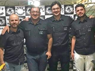 Guarda Porfírio Junior (2º à esquerda) com demais diretores de clube de tiro que representa Taurus em Dourados (Foto: Divulgação)