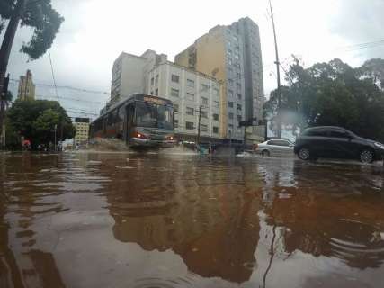 Defesa Civil percorre pontos críticos após pancada de chuva na Capital