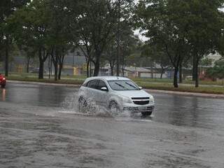 Chuva alagou avenidas de Campo Grande na tarde deste domingo (Foto: Alcides Neto)